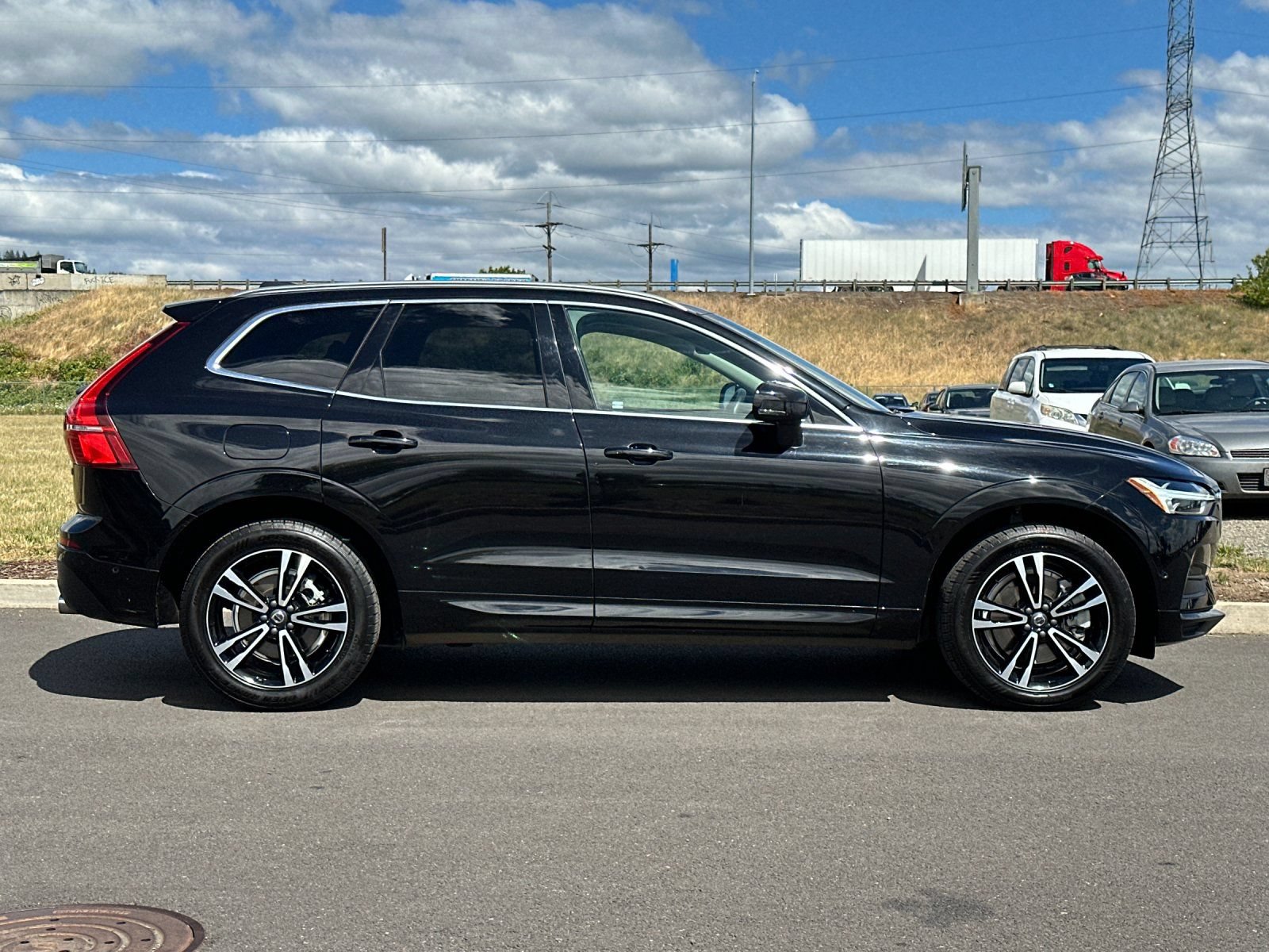 Used 2019 Volvo XC60 T6 Momentum w/ Multimedia Package AWD/4WD image 2