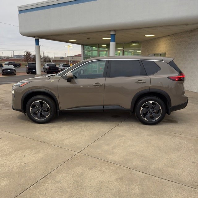 Used 2024 Nissan Rogue SV image 3