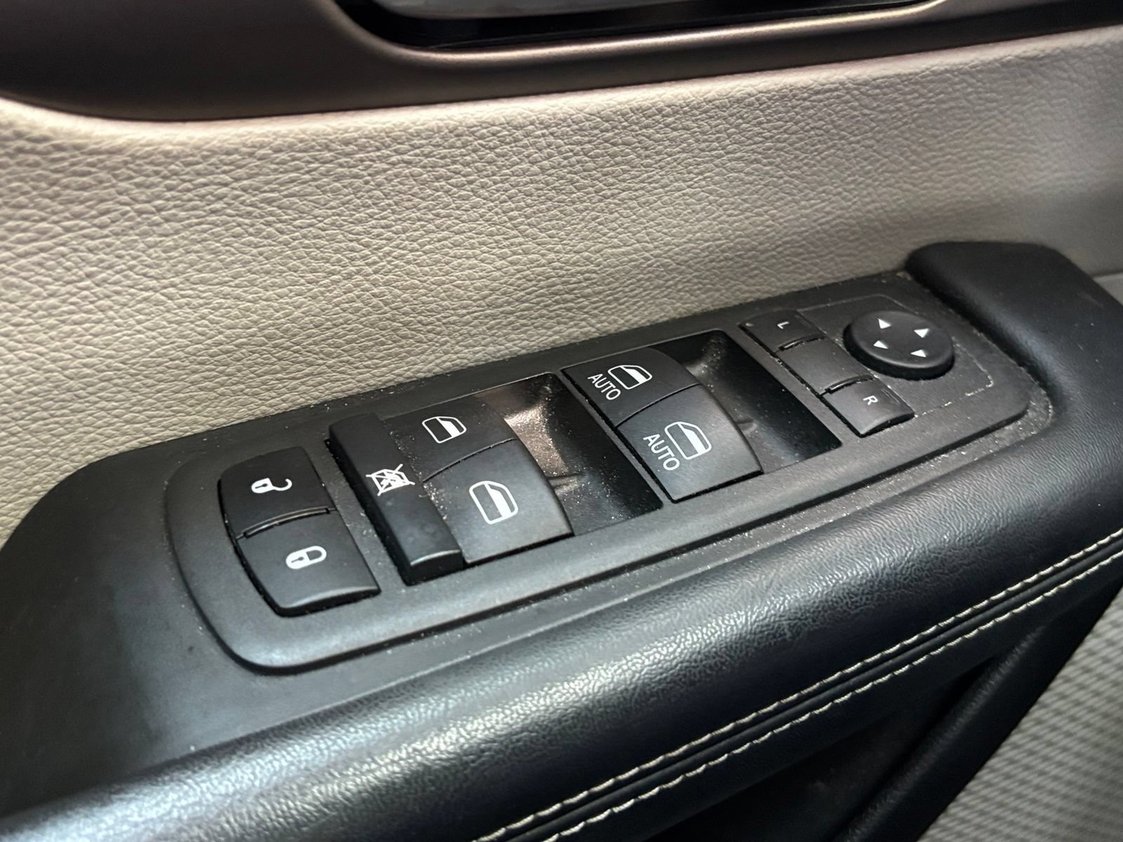Used 2022 Chrysler Voyager LX FWD image 9