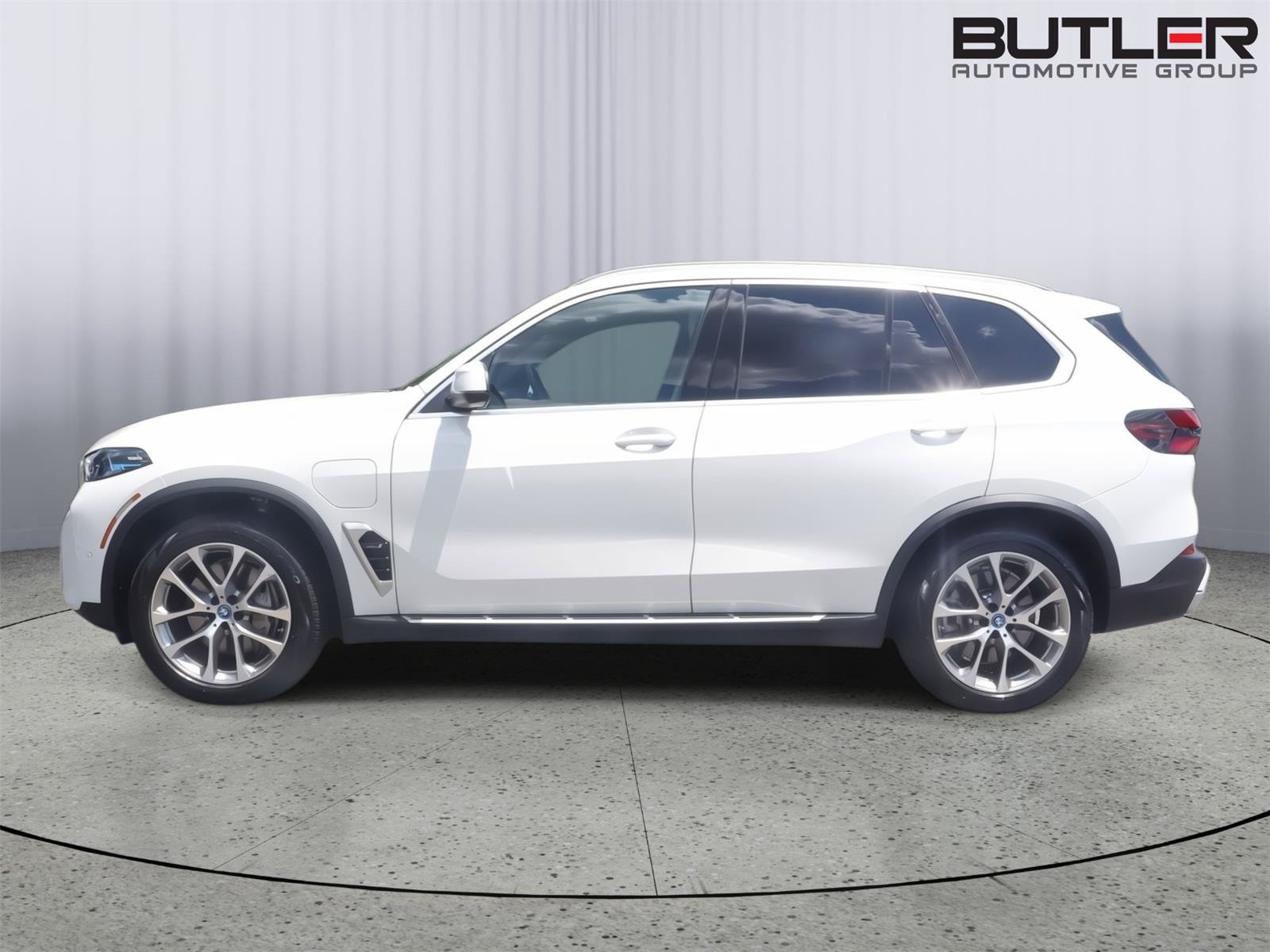 Used 2024 BMW X5 xDrive50e AWD/4WD image 3