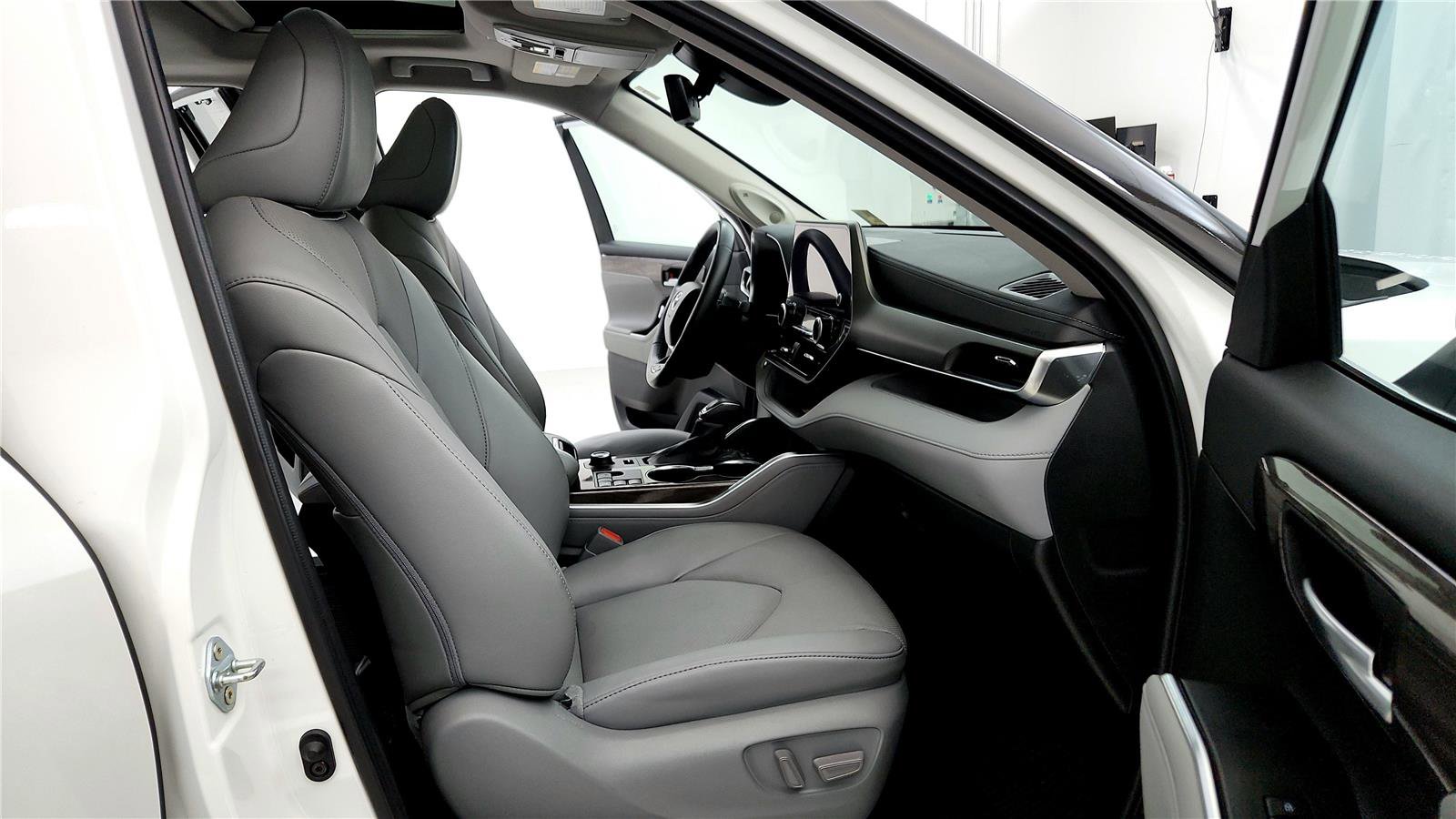 Used 2023 Toyota Highlander Limited image 29