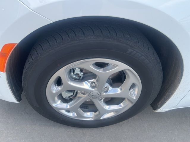 Used 2021 Chrysler Pacifica Limited w/ Uconnect Theater Family Group FWD image 6