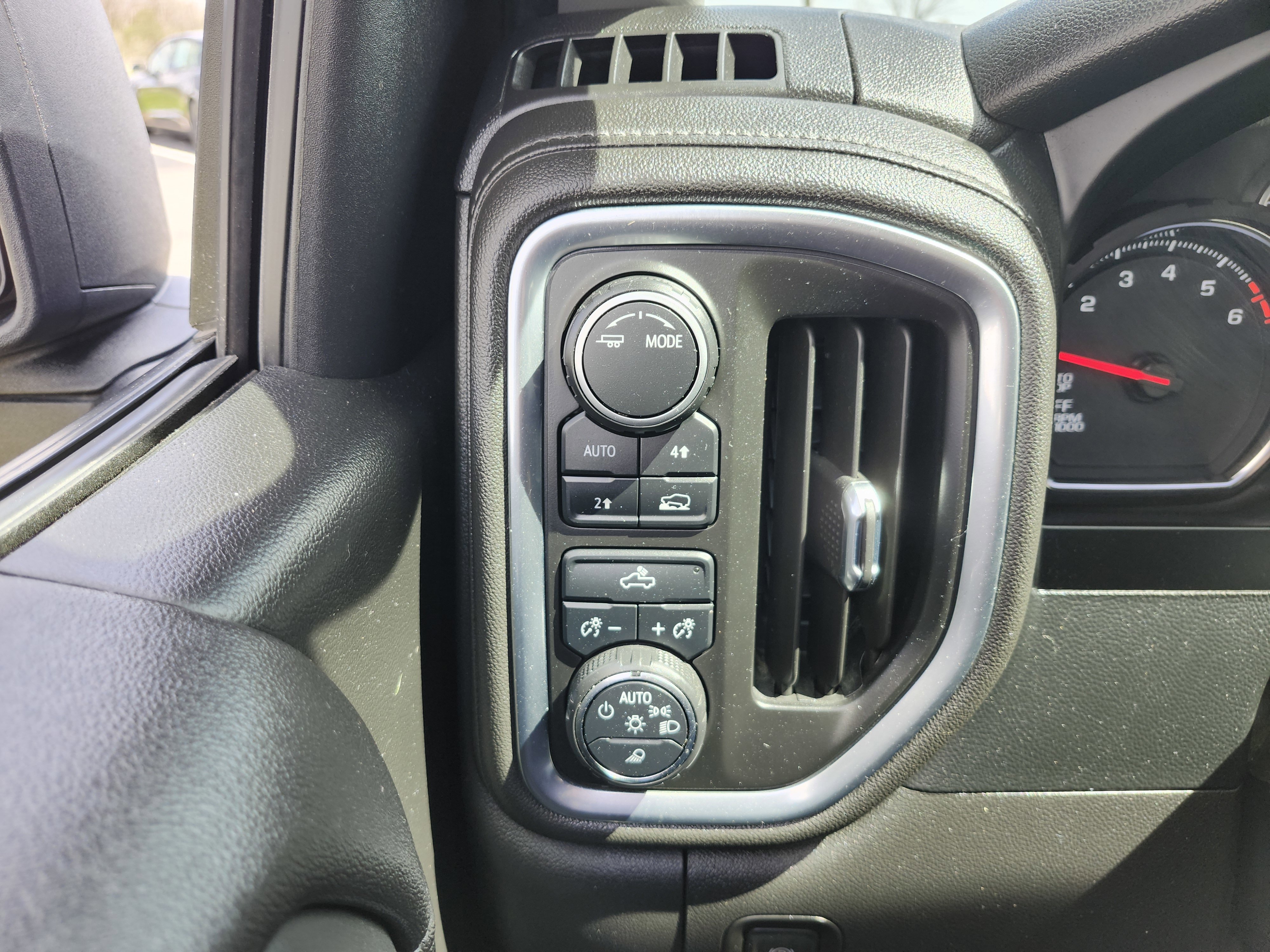 Used 2022 Chevrolet Silverado 1500 LT w/ Safety Package II AWD/4WD image 10