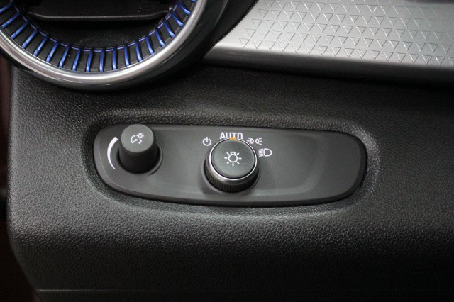 Used 2025 Chevrolet Trax LT w/ LT Convenience Package FWD image 9