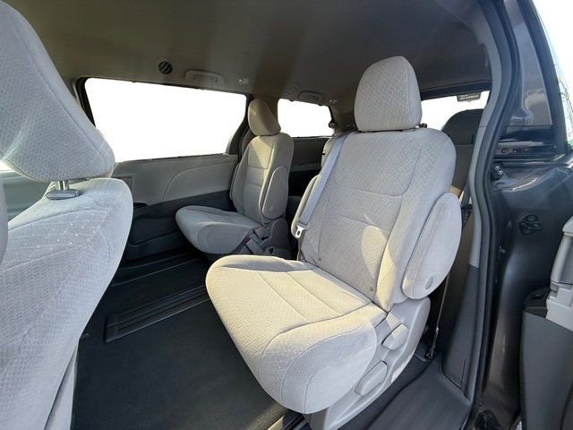 Used 2019 Toyota Sienna LE w/ Carpet Mat Package image 23