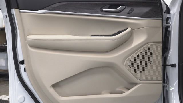 New 2025 Jeep Grand Cherokee L Limited w/ Luxury Tech Group II image 14