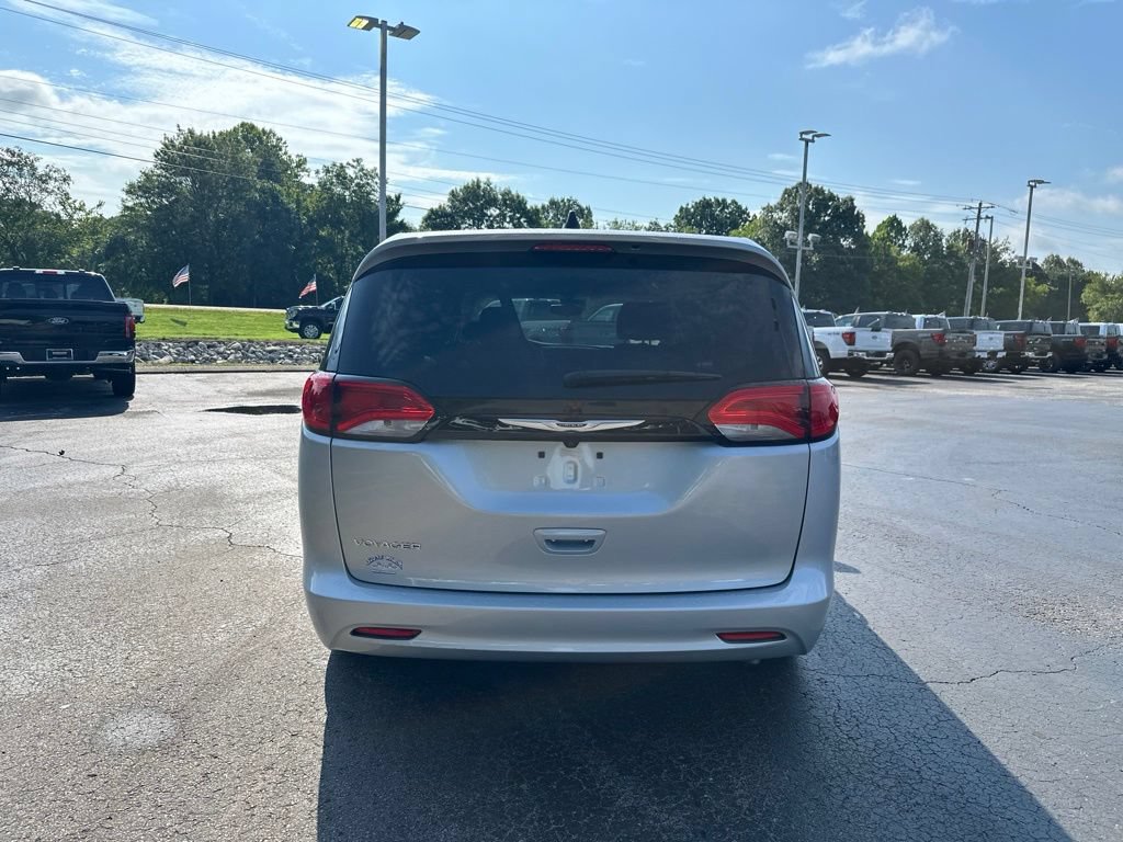 Used 2023 Chrysler Voyager LX FWD image 4