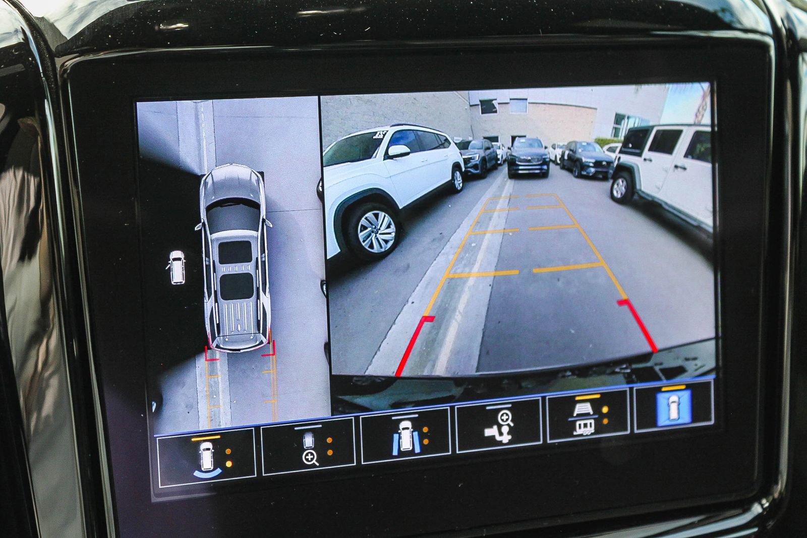 Used 2023 Chevrolet Traverse High Country image 25