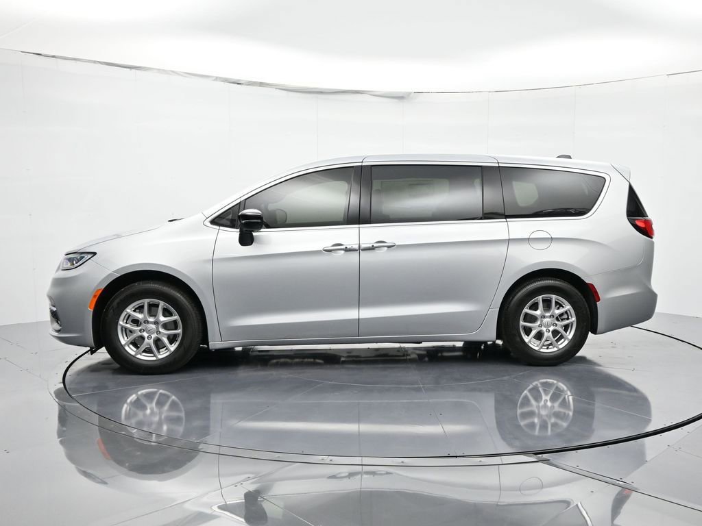 New 2026 Chrysler Pacifica Select image 9