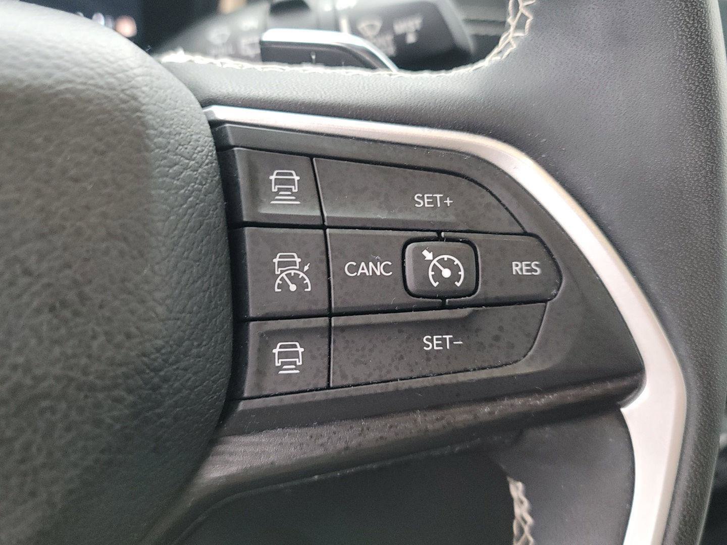 Used 2023 Jeep Grand Cherokee Laredo w/ Luxury Tech Group I image 27