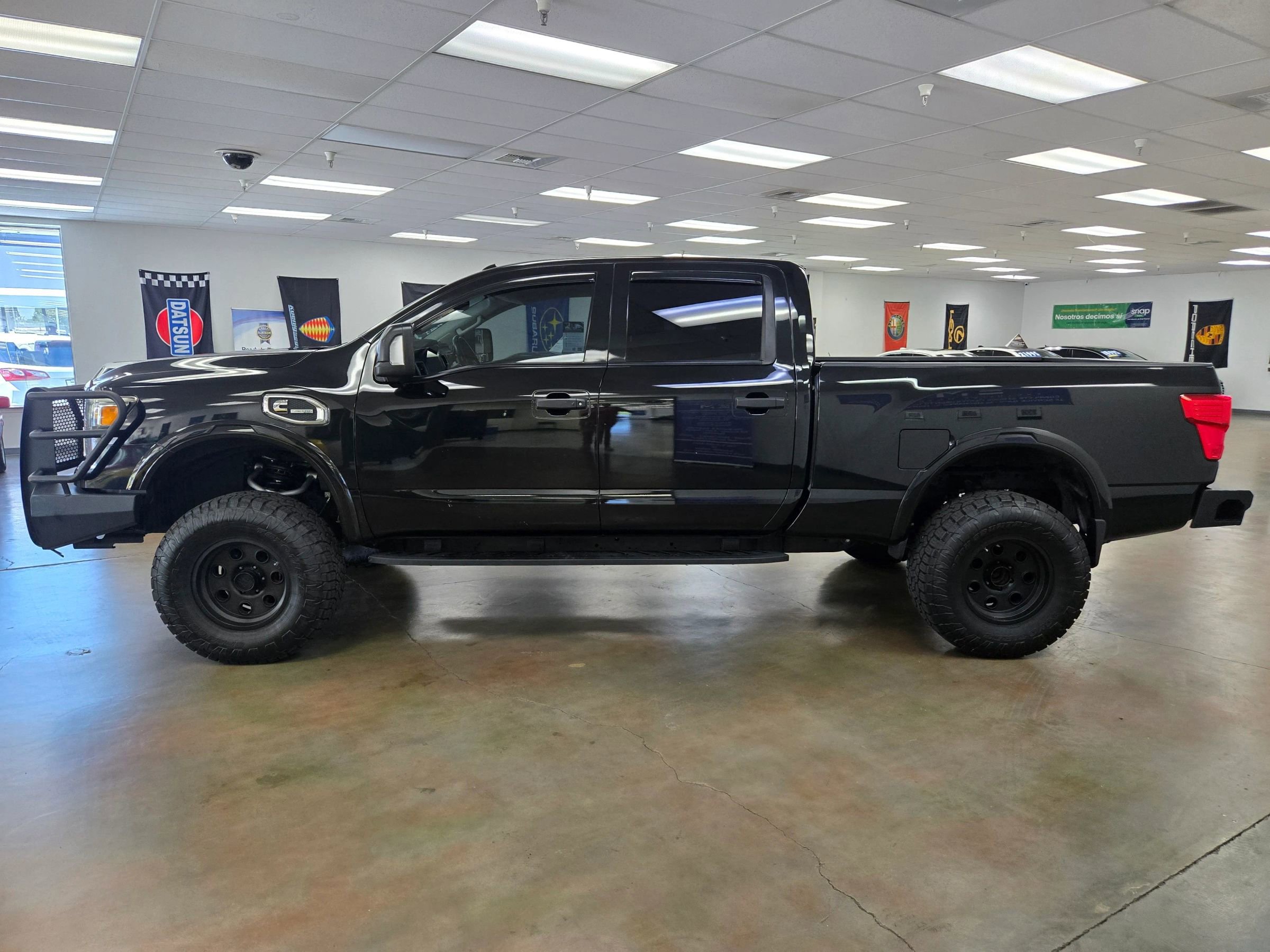 Used 2016 Nissan Titan PRO-4X w/ Pro-4x Convenience Package AWD/4WD image 10