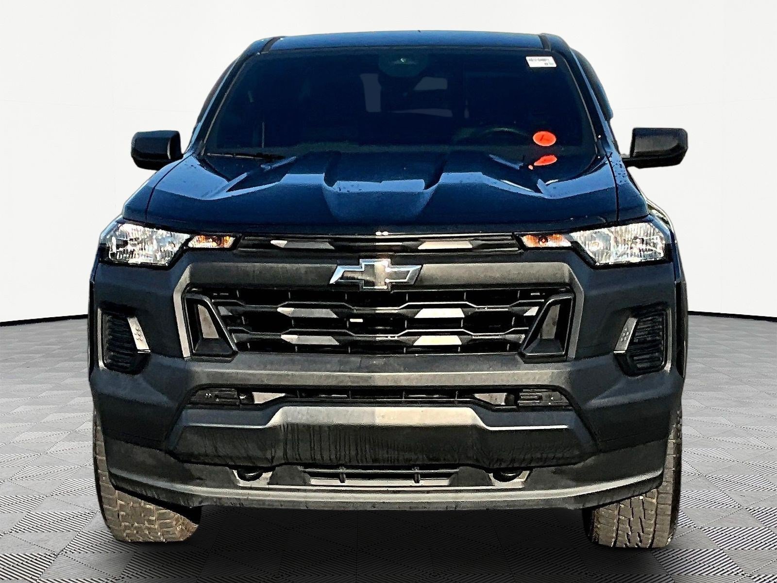 Used 2025 Chevrolet Colorado W/T AWD/4WD image 2