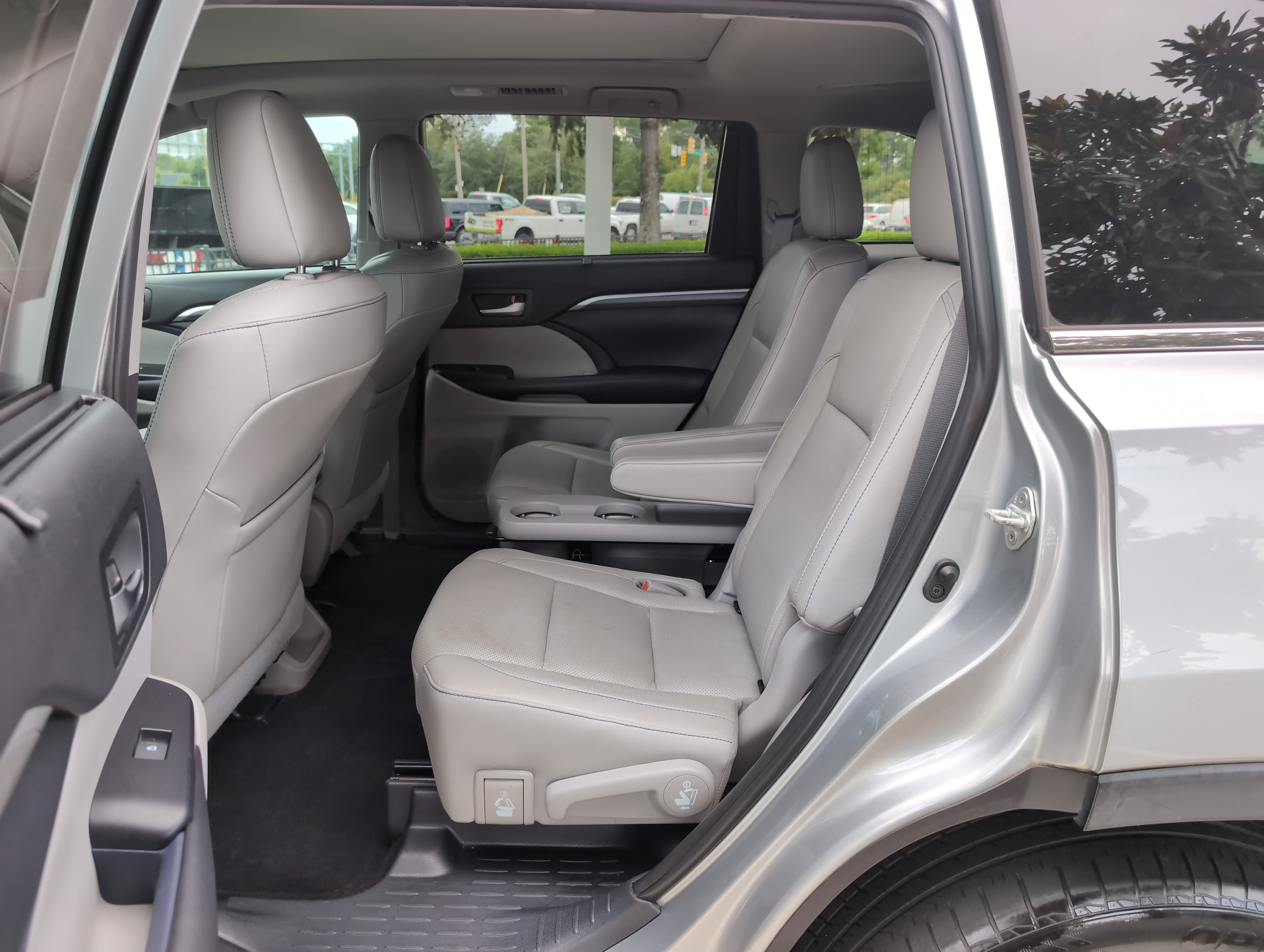 Used 2019 Toyota Highlander Limited Platinum FWD image 31
