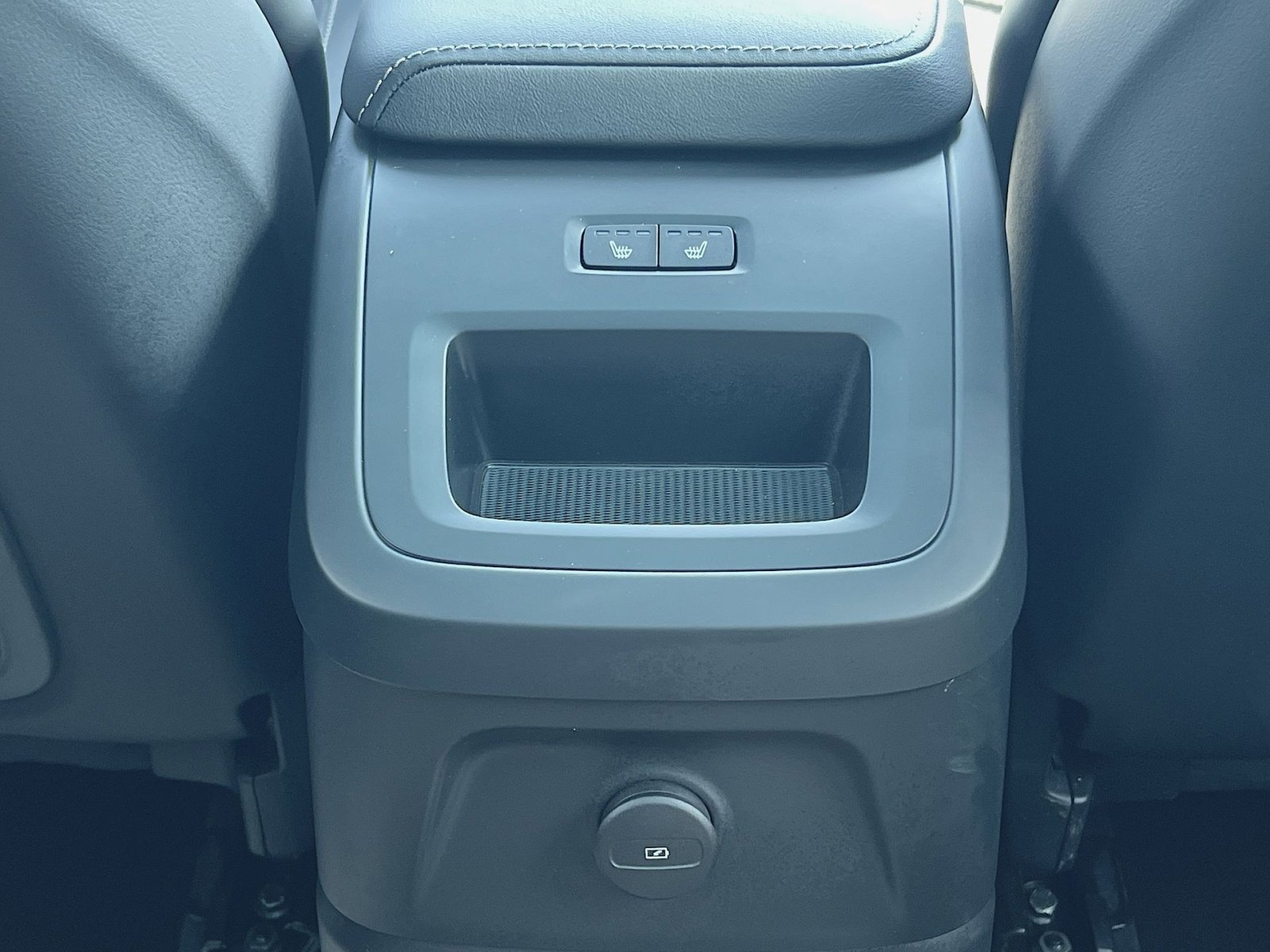 Certified 2024 Volvo XC60 T8 Ultimate w/ Climate Package image 23