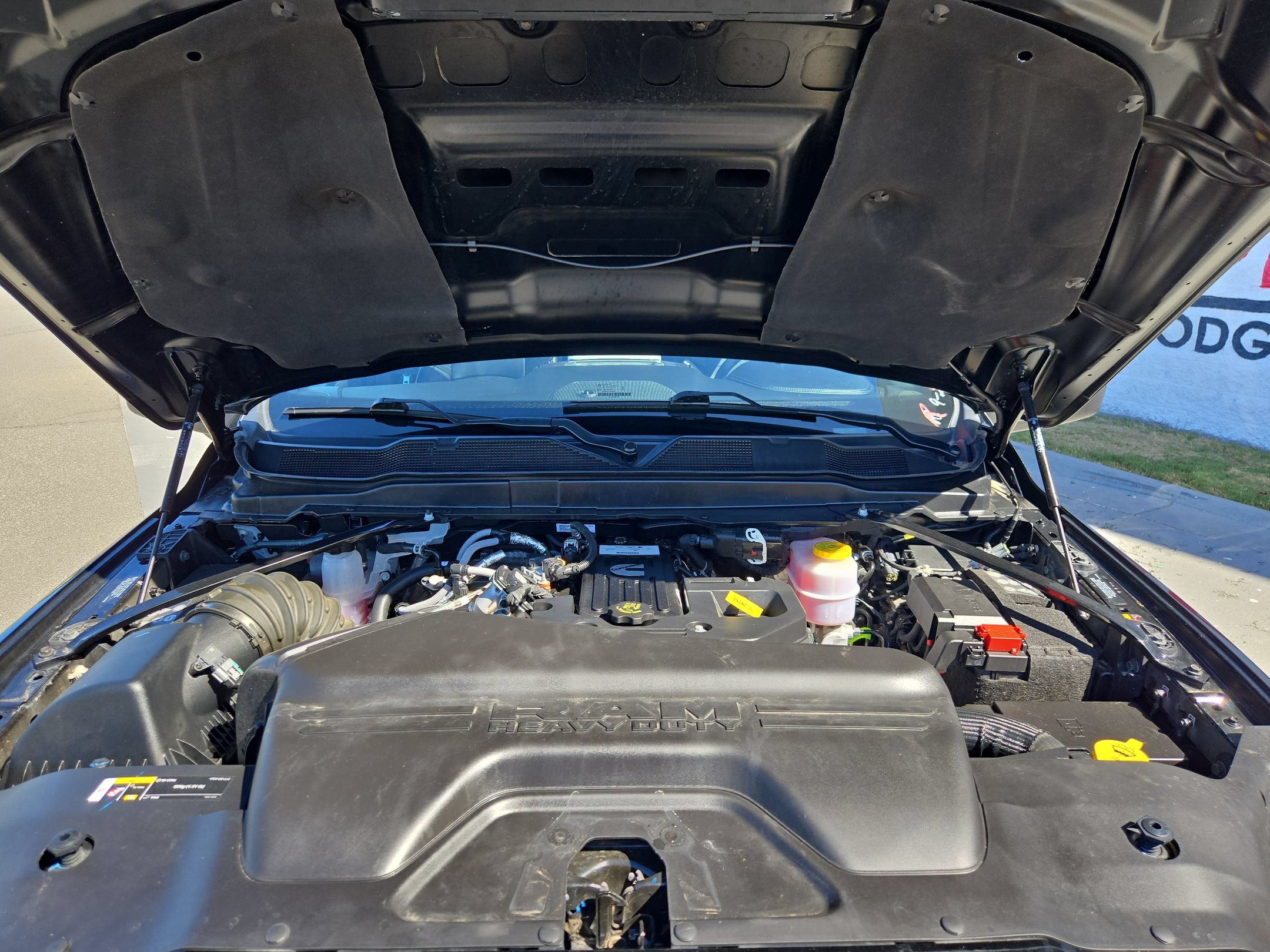 Used 2025 RAM 3500 Laramie AWD/4WD image 19