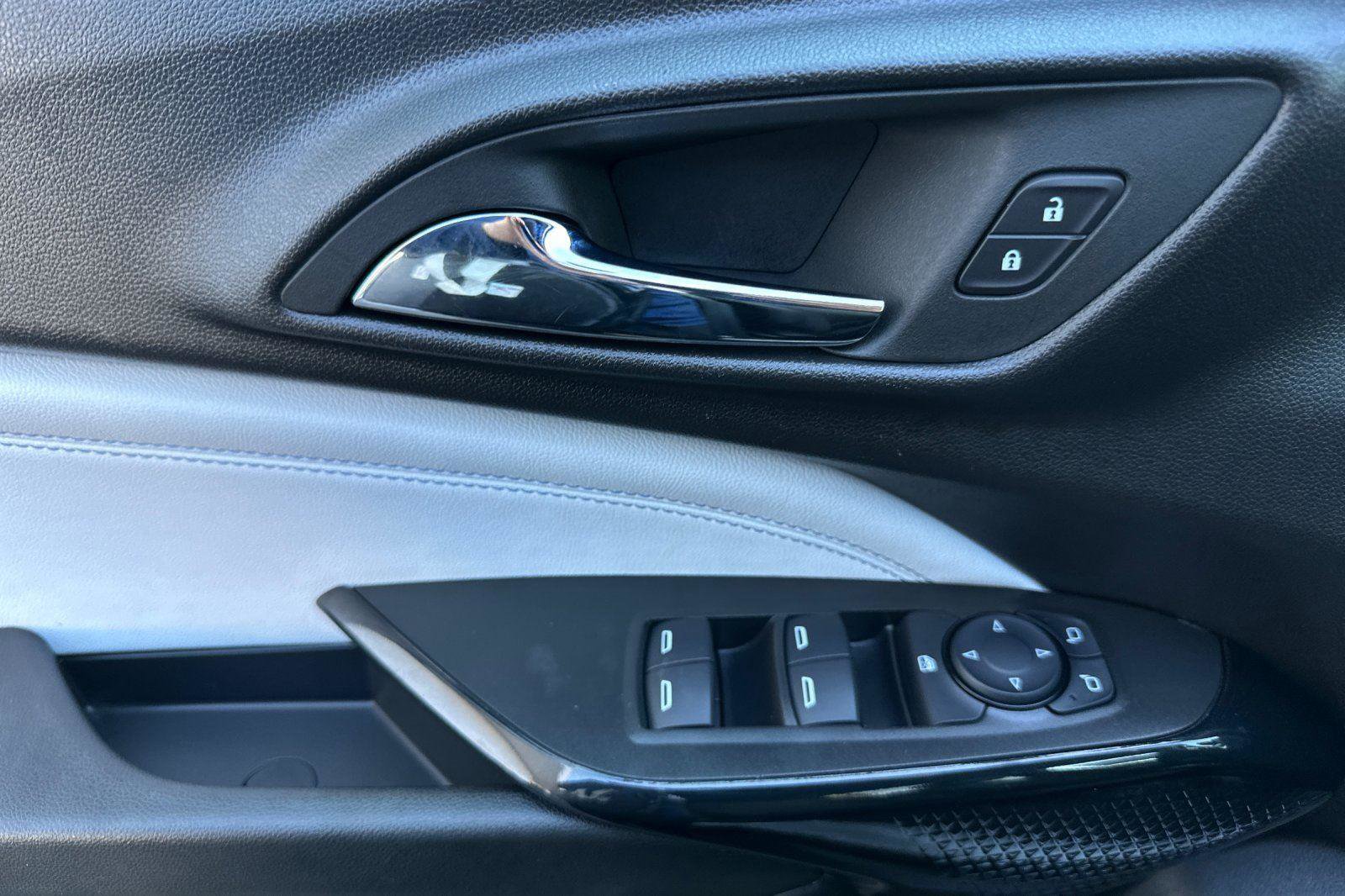 Used 2025 Chevrolet Trax LT w/ LT Convenience Package image 10