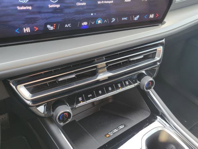 Used 2025 Chevrolet Traverse LT image 18