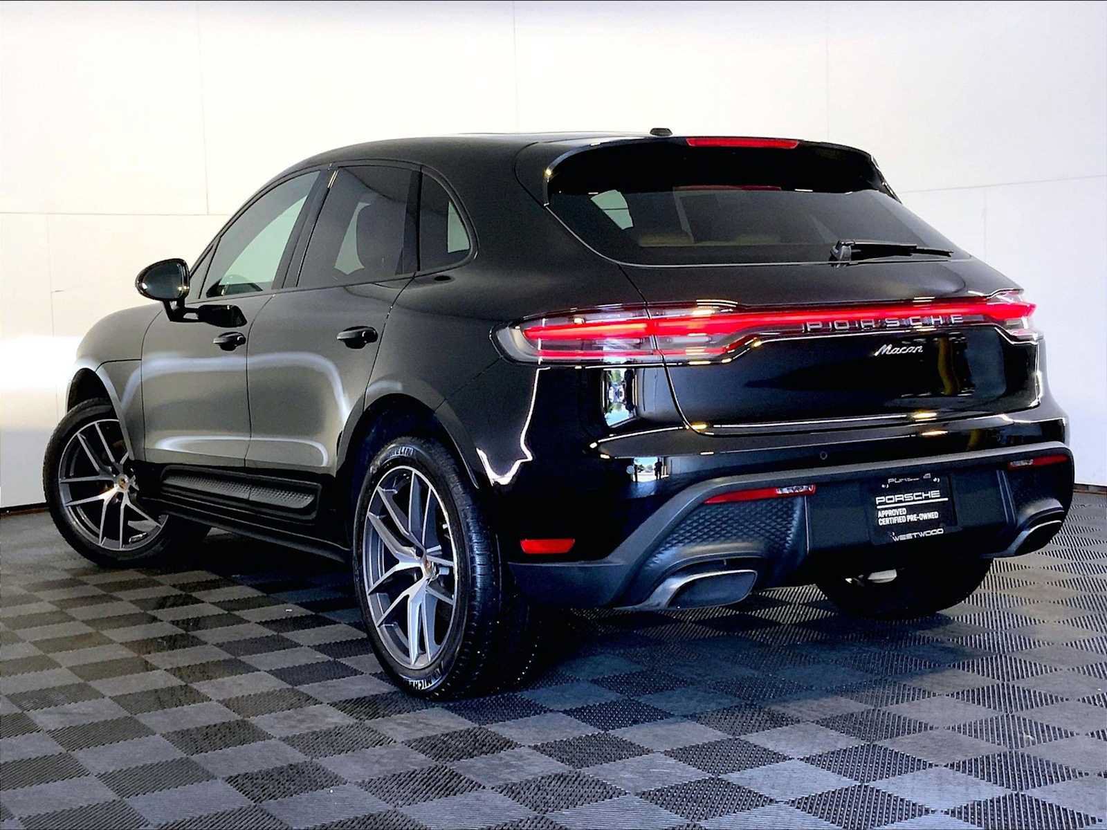 Certified 2023 Porsche Macan AWD/4WD image 3