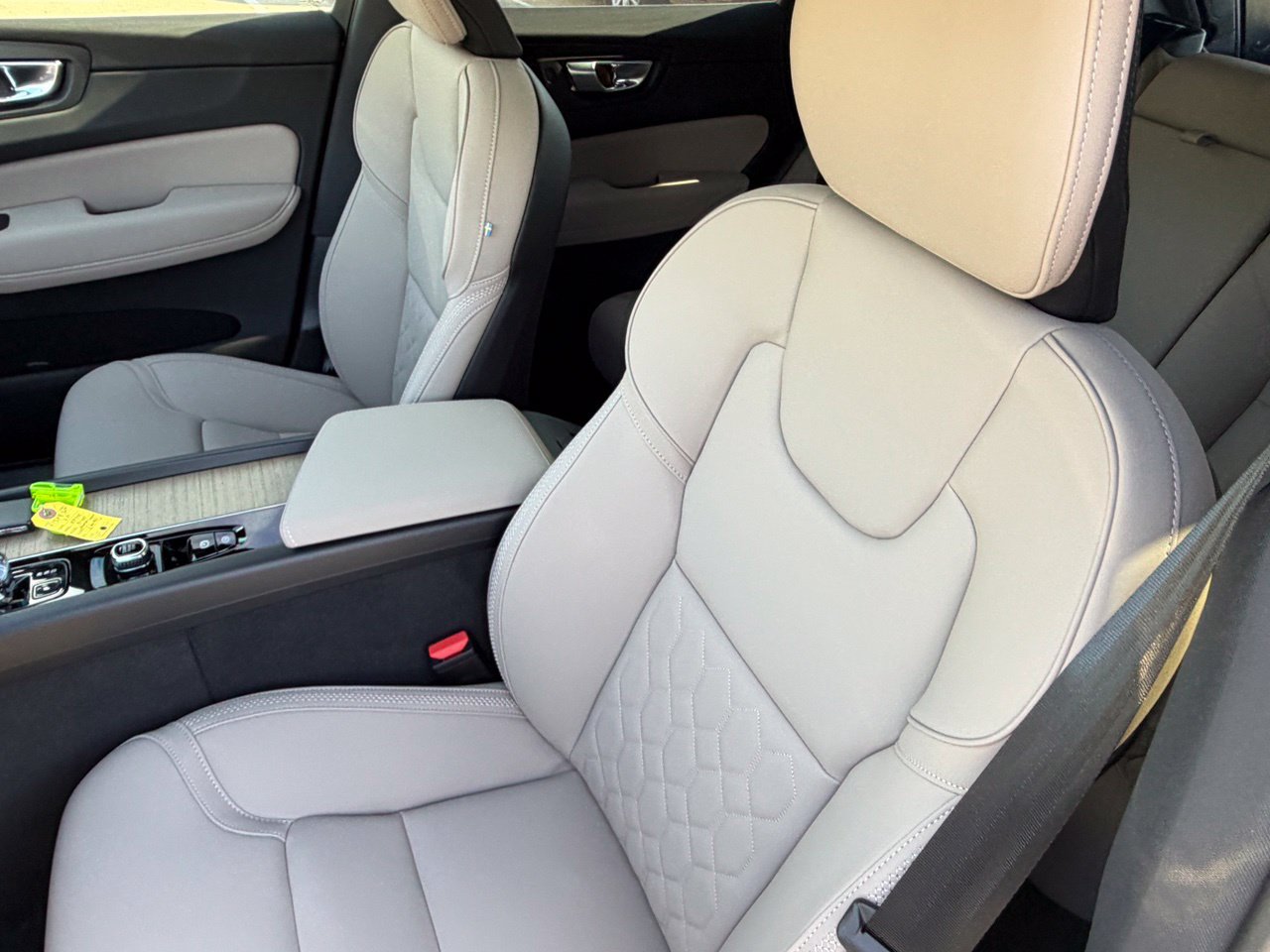 New 2027 Volvo XC60 B5 Plus AWD/4WD image 23