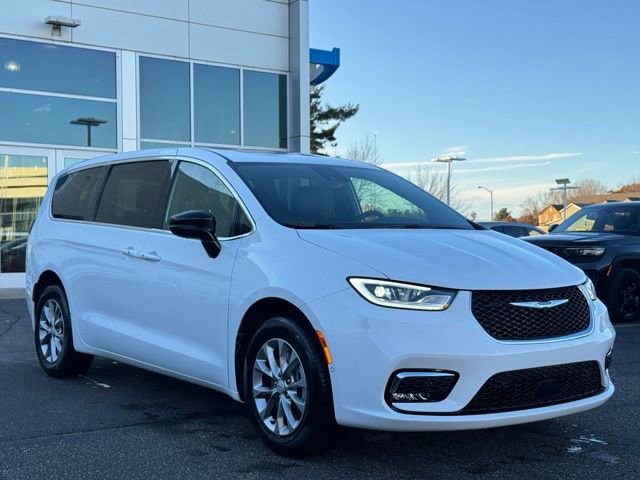 New 2026 Chrysler Pacifica Select image 3