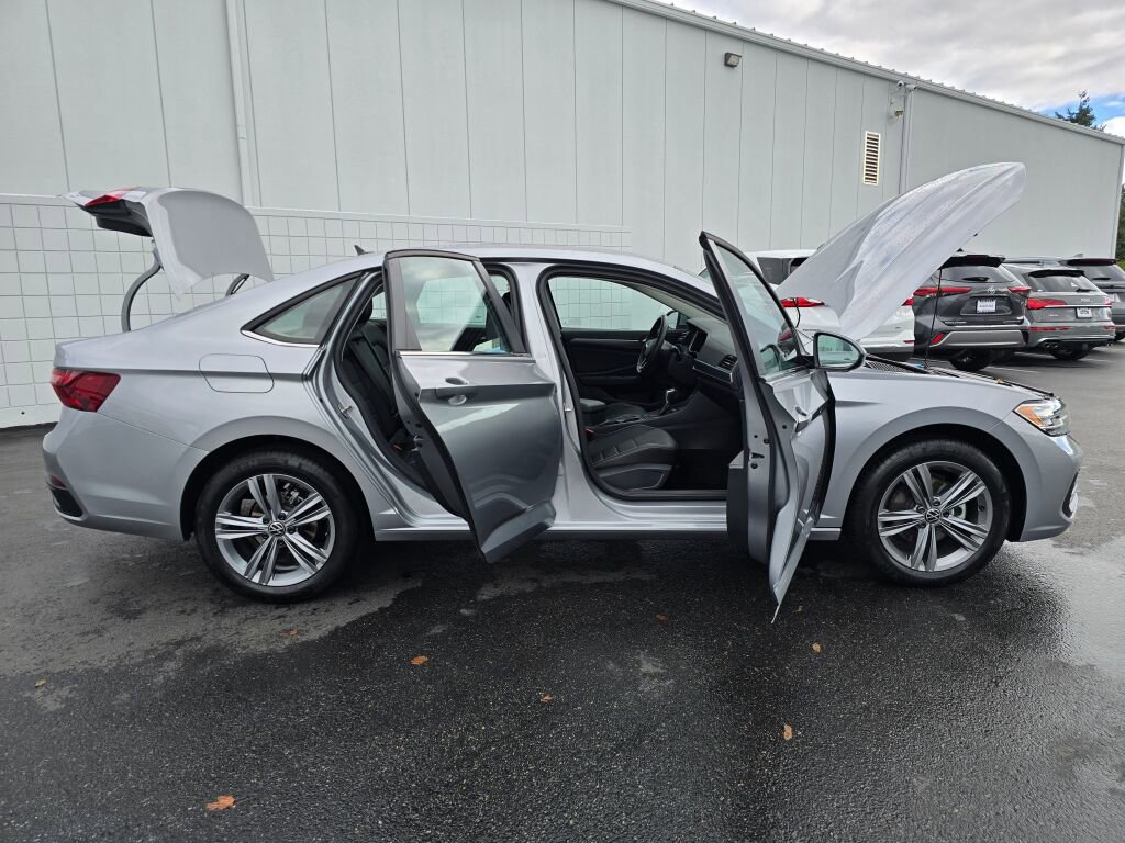 Used 2024 Volkswagen Jetta SE image 19