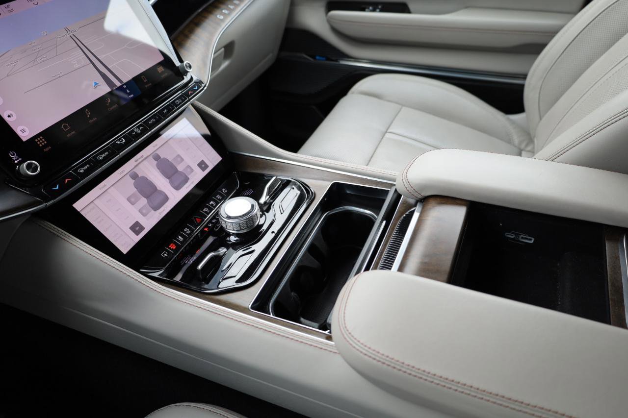 Used 2023 Jeep Grand Wagoneer 4WD image 11