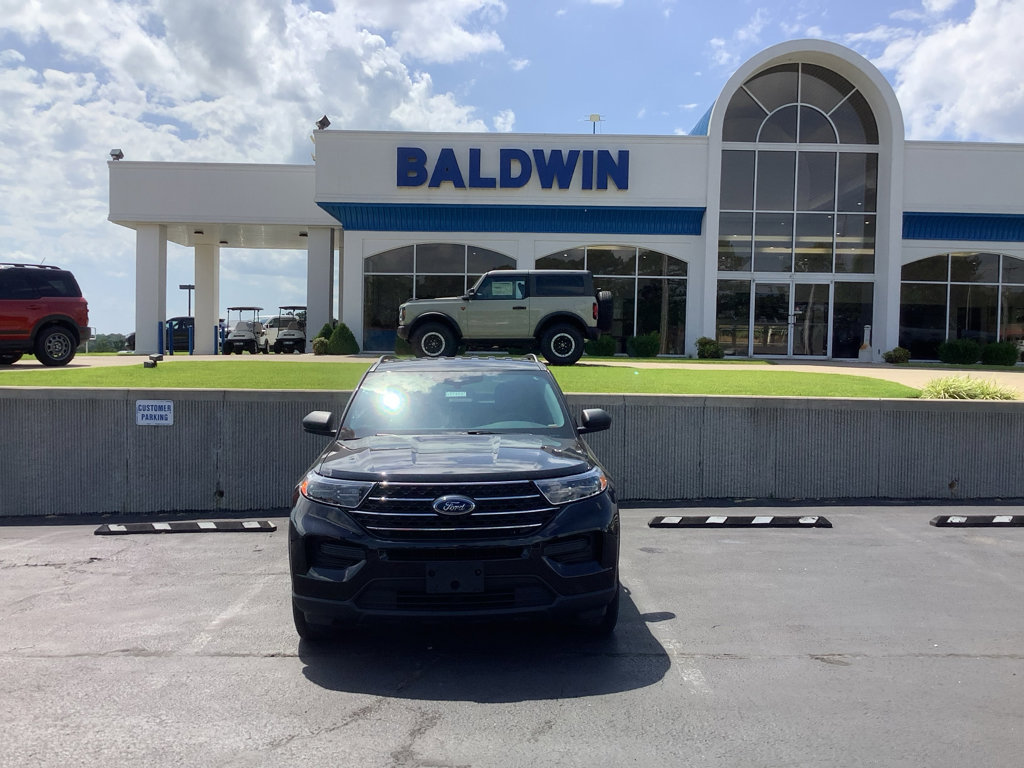 Used 2022 Ford Explorer XLT image 2