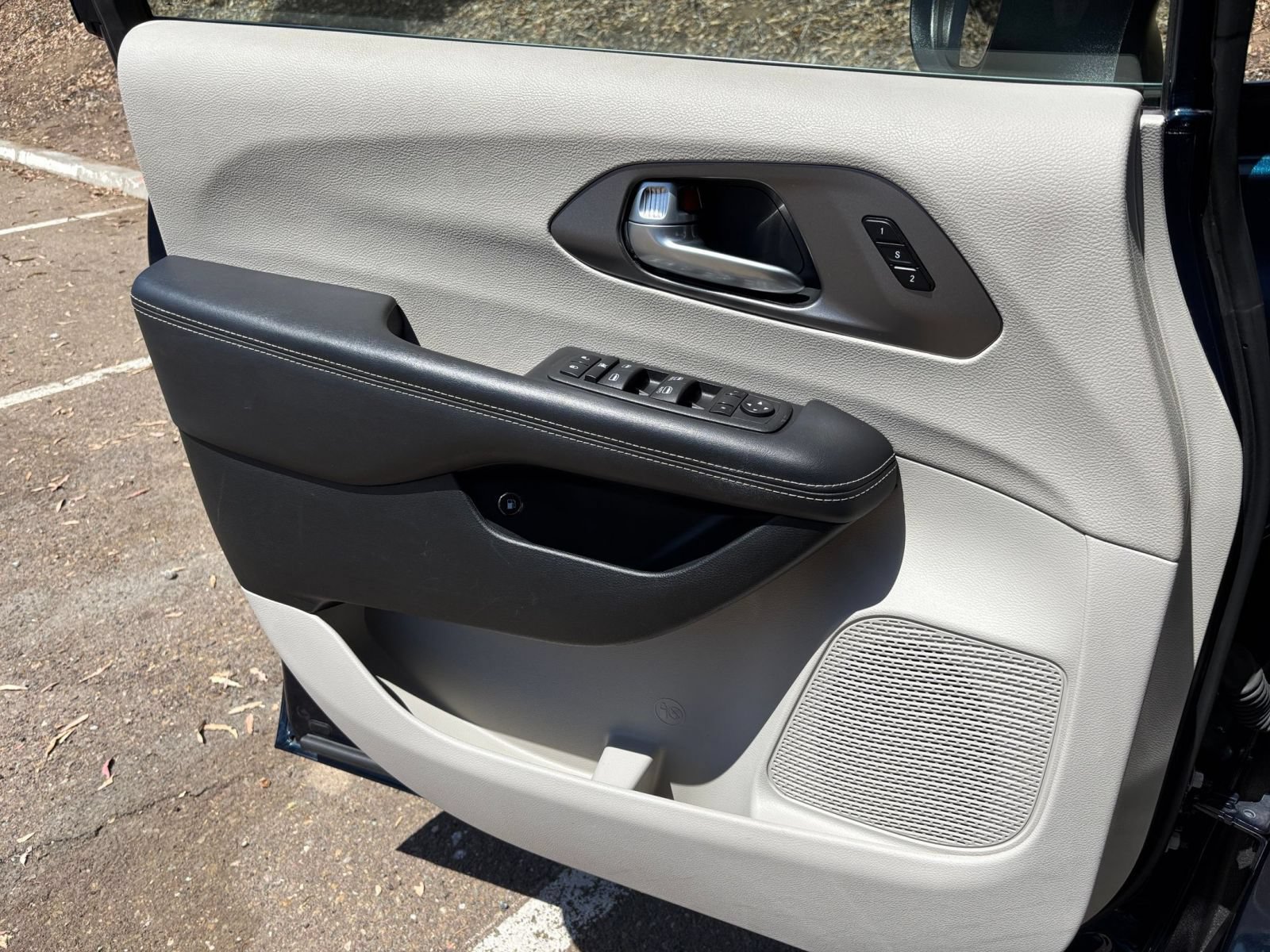 Used 2023 Chrysler Pacifica Touring-L FWD image 18