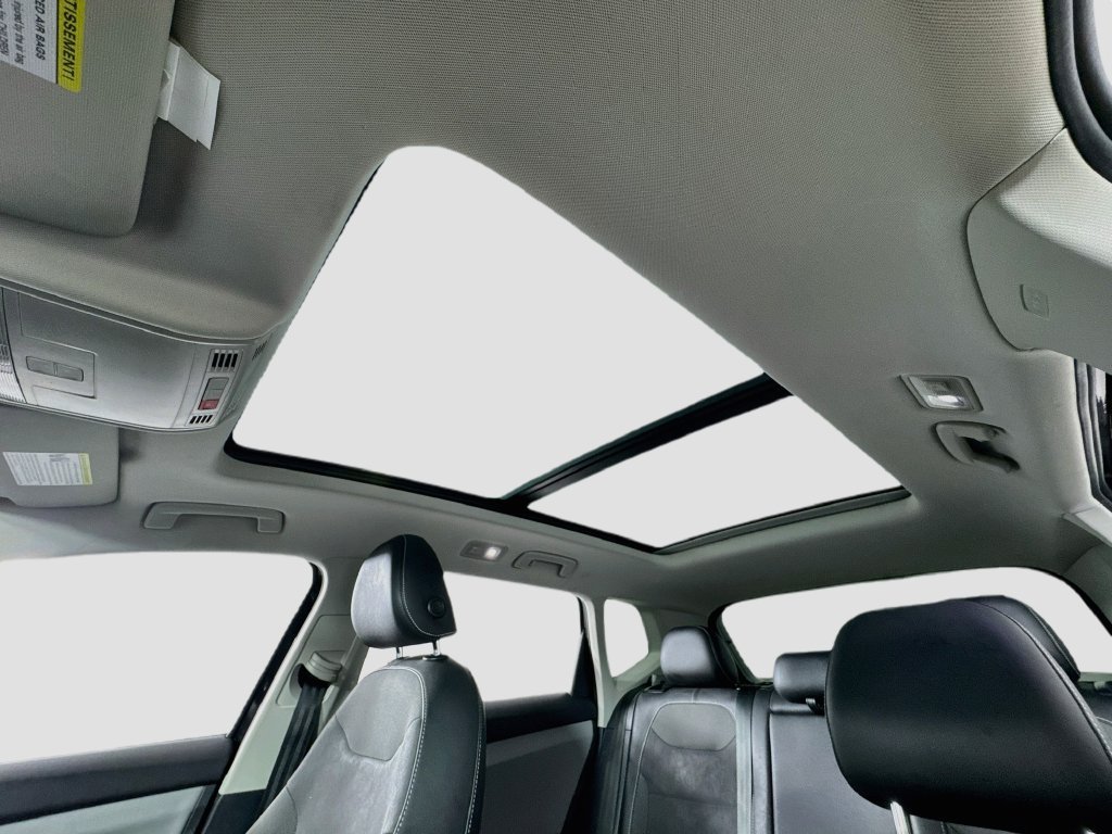 Used 2022 Volkswagen Taos SE w/ Panoramic Sunroof Package FWD image 19