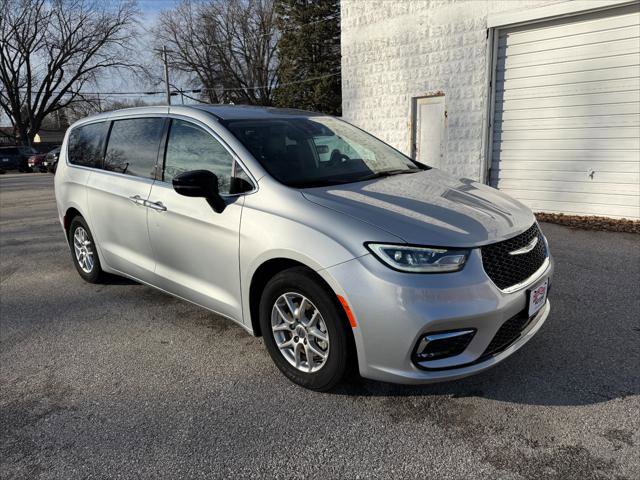 Certified 2024 Chrysler Pacifica Touring-L image 6