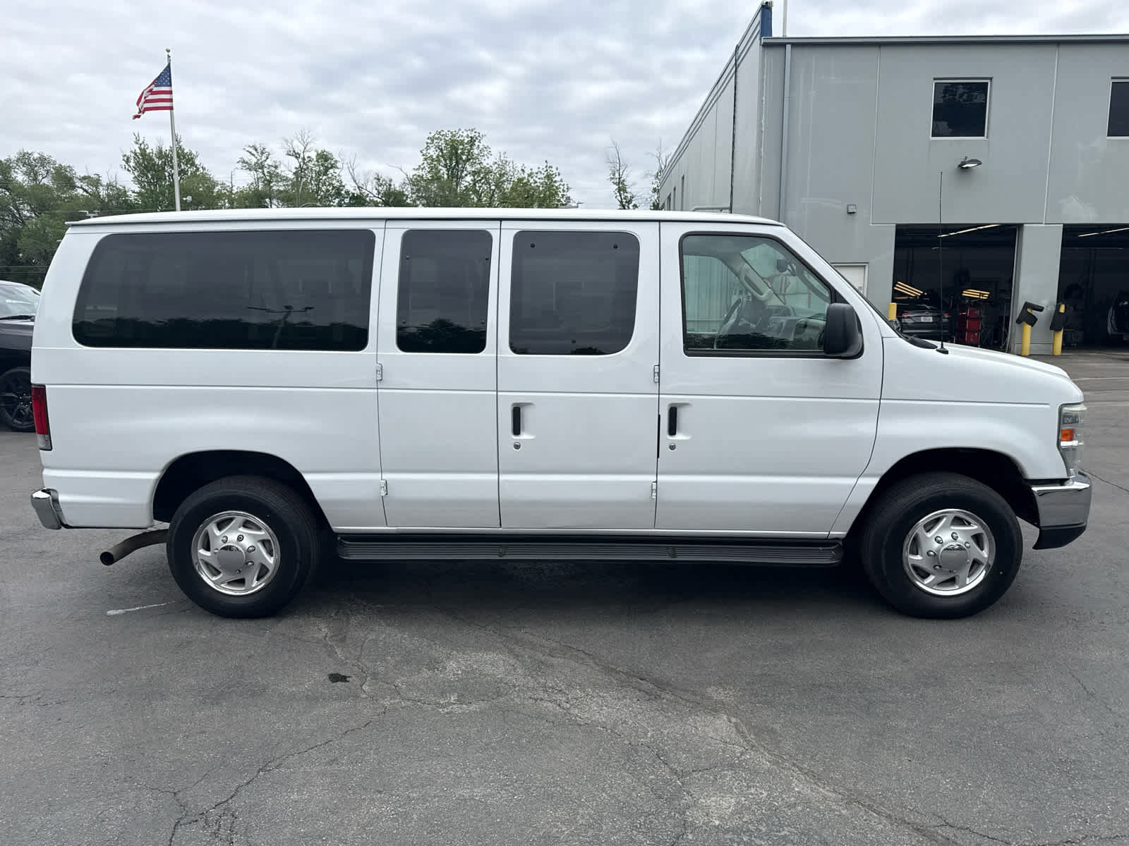 Used 2012 Ford E-350 and Econoline 350 XLT RWD image 2