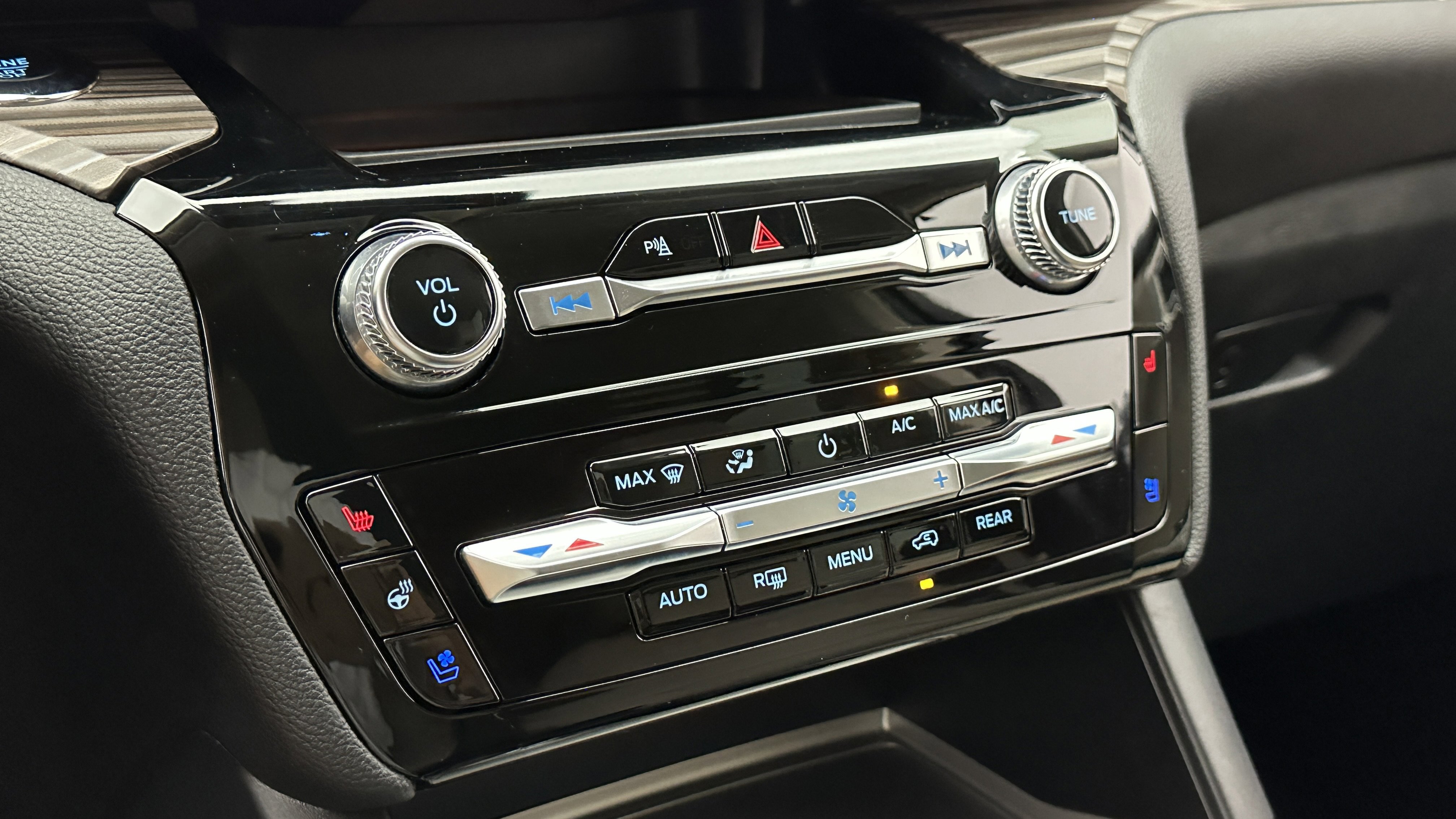 Used 2023 Ford Explorer Limited image 12