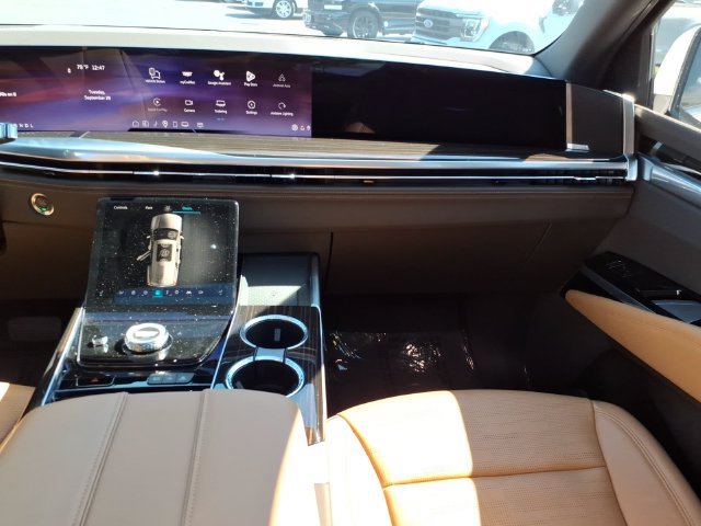 Used 2025 Cadillac Escalade Premium Luxury AWD/4WD image 18