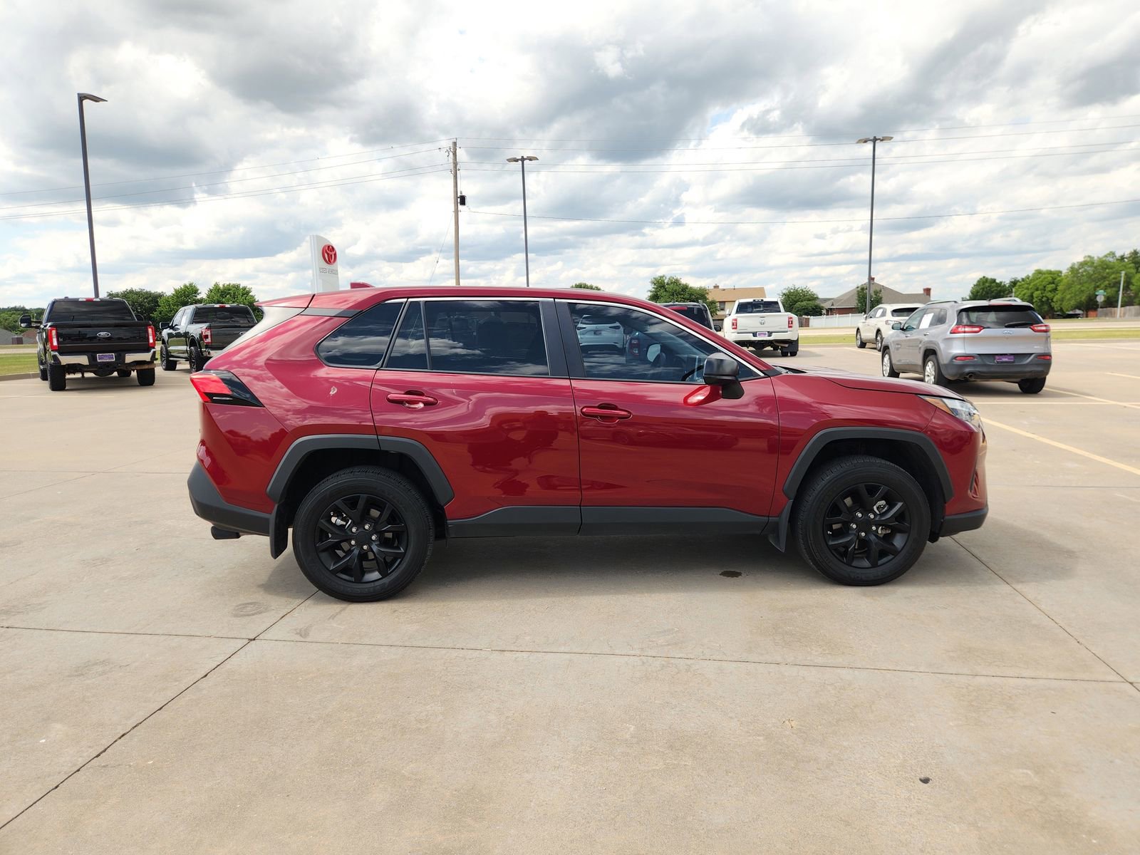 Used 2024 Toyota RAV4 LE FWD image 7
