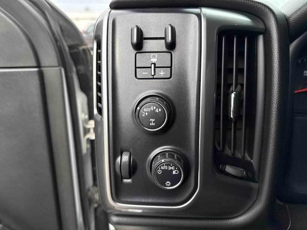 Used 2018 Chevrolet Silverado 1500 LT w/ Trailering Package AWD/4WD image 11