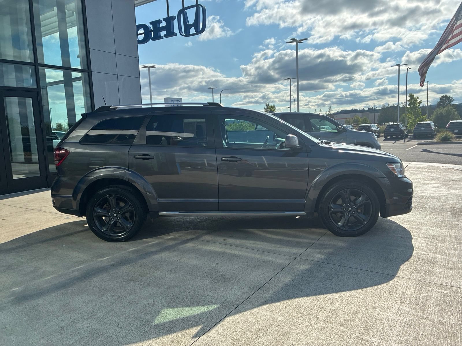 Used 2018 Dodge Journey Crossroad w/ Nav & Sun Group FWD image 4