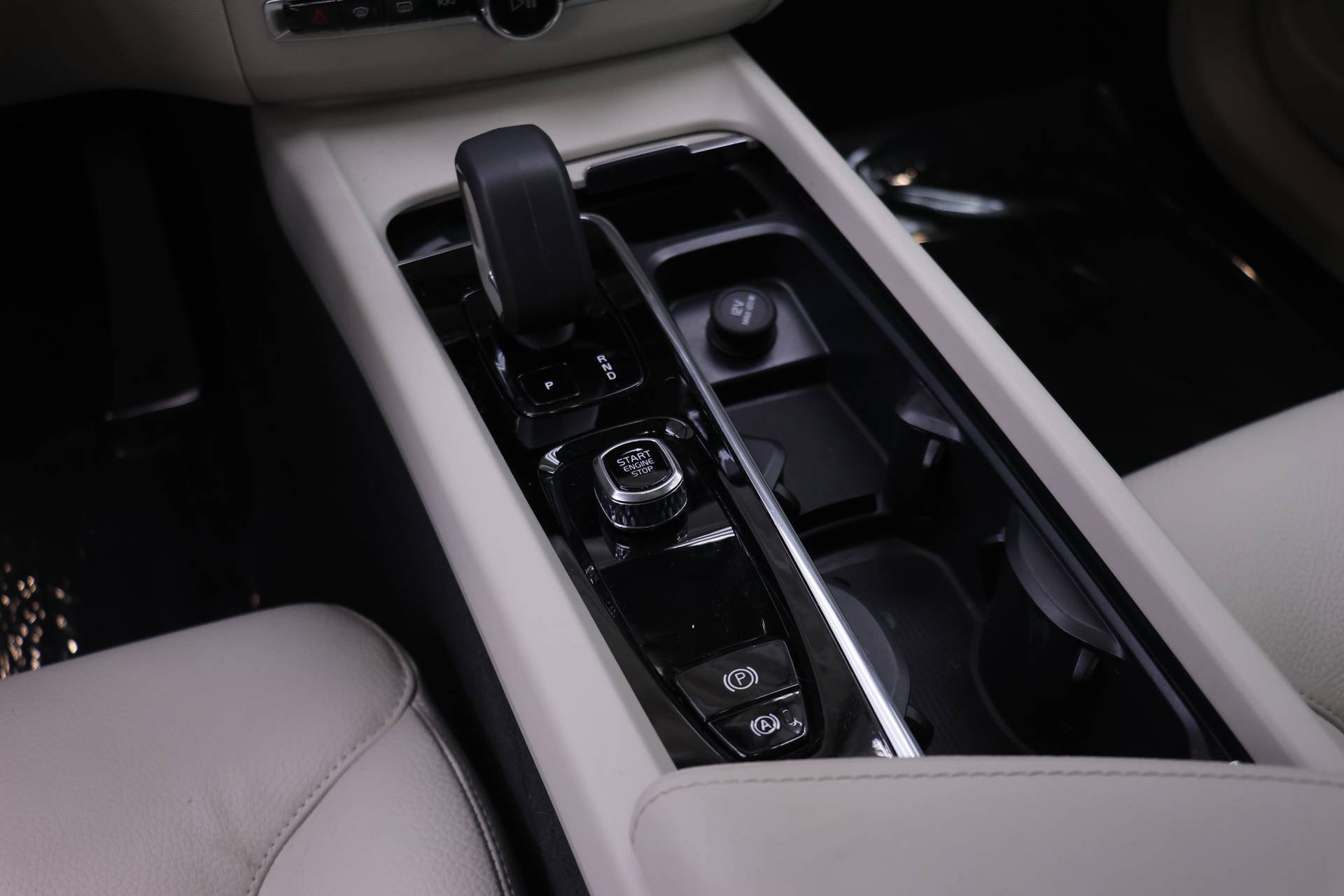 Certified 2025 Volvo XC60 B5 Core AWD/4WD image 16