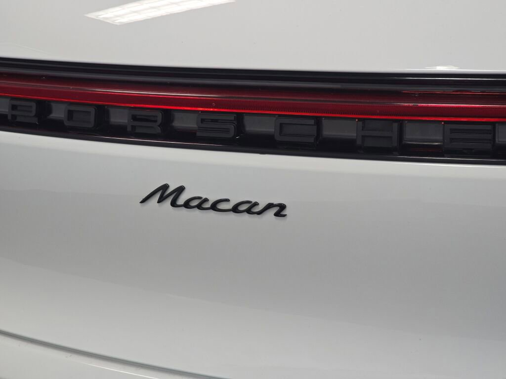 Certified 2024 Porsche Macan image 32