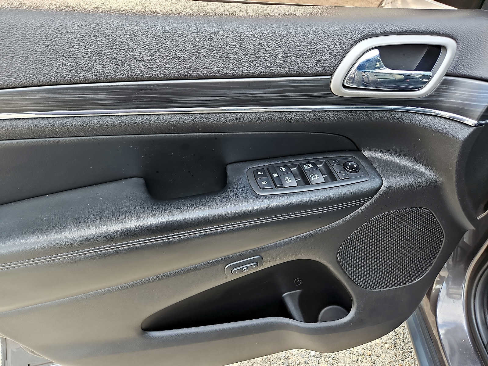 Used 2020 Jeep Grand Cherokee Limited AWD/4WD image 13