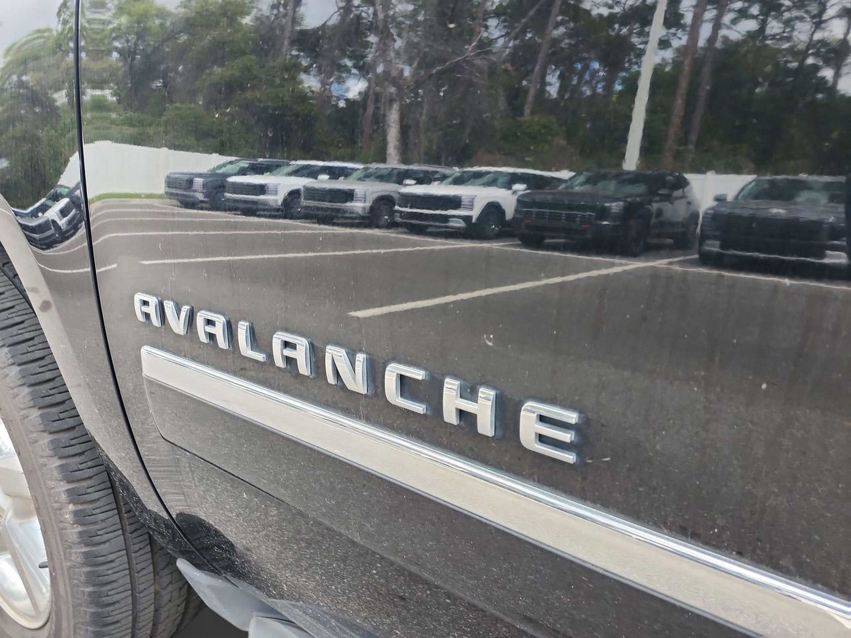 Used 2013 Chevrolet Avalanche LTZ image 23