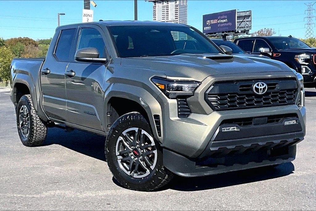 Used 2024 Toyota Tacoma TRD Sport AWD/4WD image 38