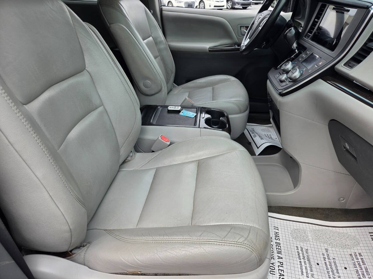 Used 2015 Toyota Sienna XLE FWD image 30