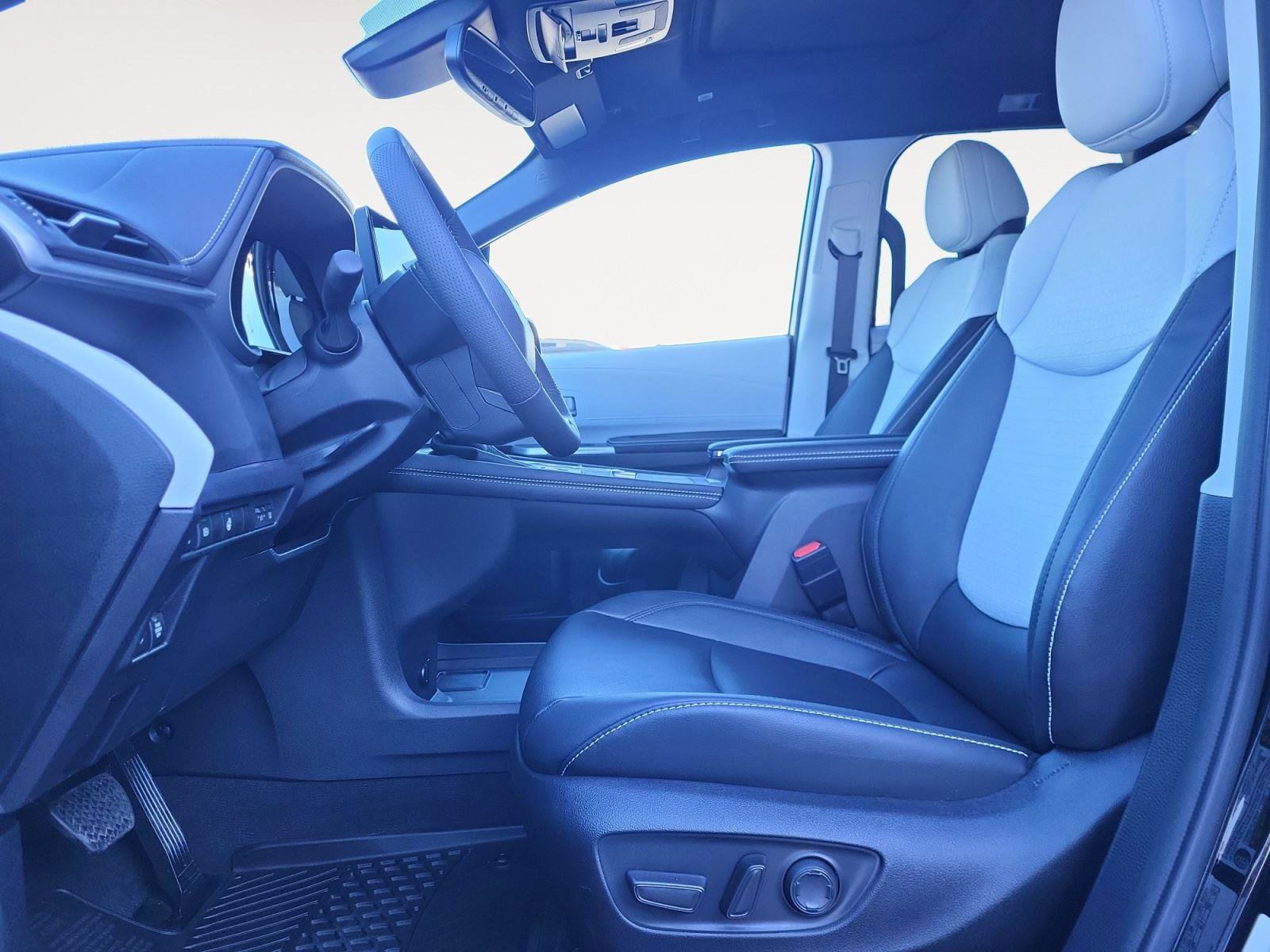 Used 2025 Toyota Sienna XSE image 10