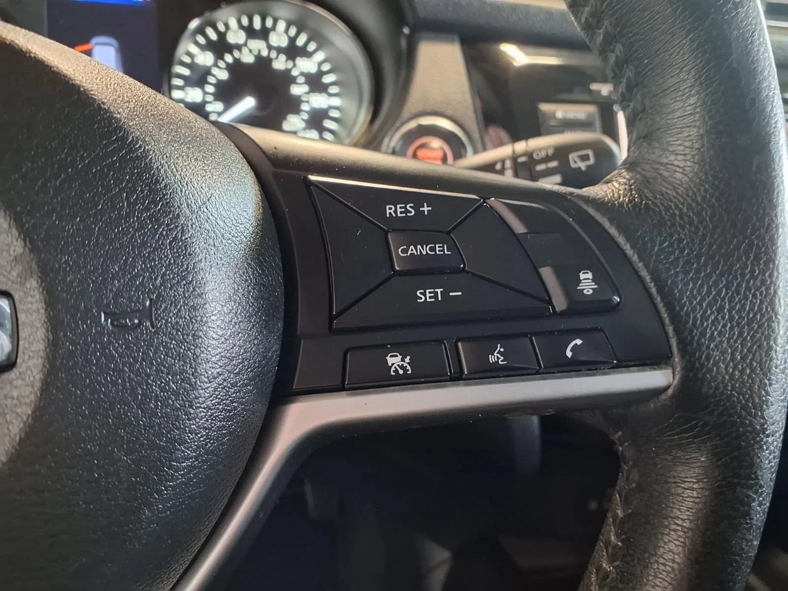 Used 2018 Nissan Rogue SV w/ Premium Package AWD/4WD image 25