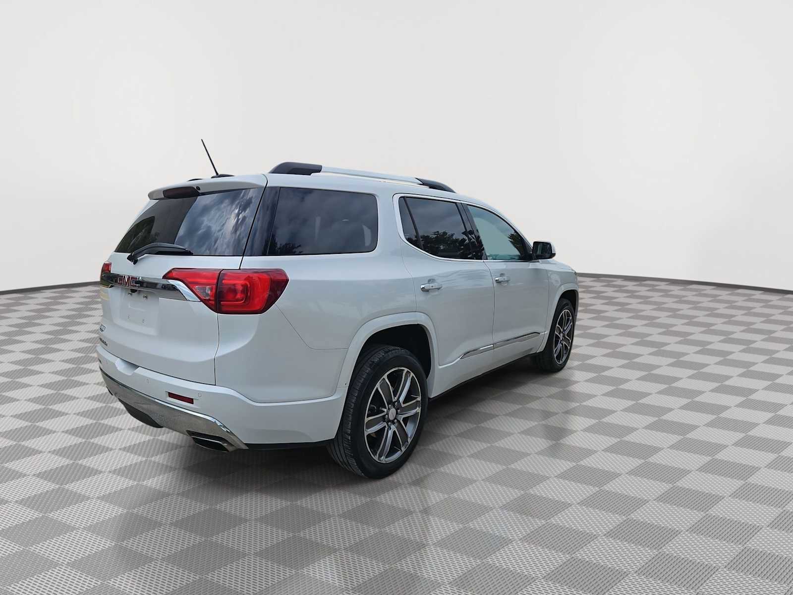 Used 2017 GMC Acadia Denali w/ Technology Package FWD image 8
