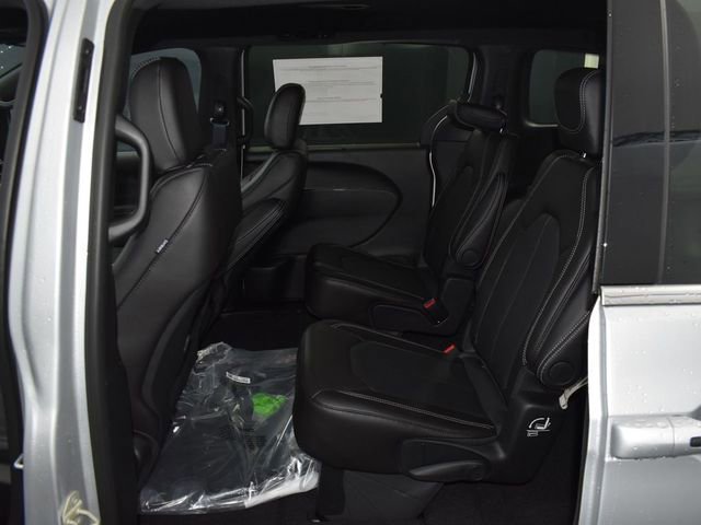 New 2026 Chrysler Pacifica Select image 30