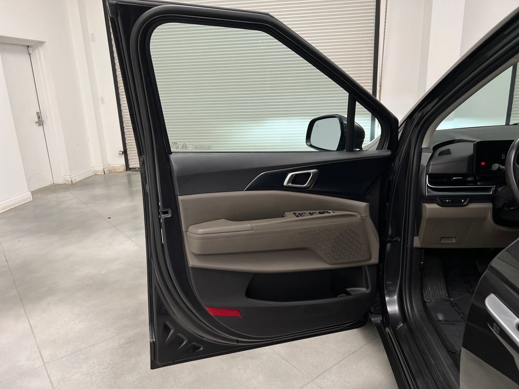 Used 2025 Kia Carnival FWD image 15