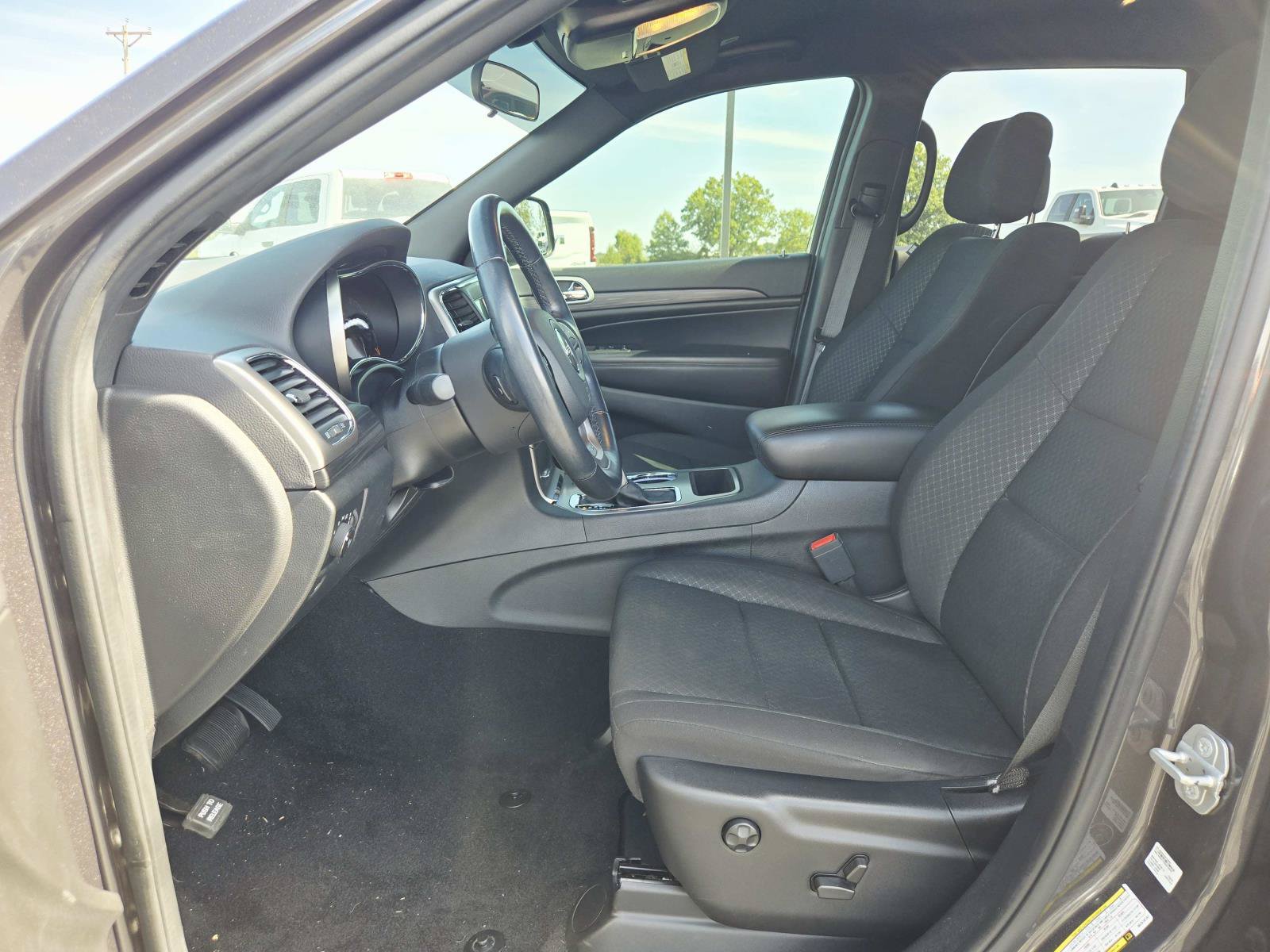 Used 2021 Jeep Grand Cherokee Laredo AWD/4WD image 12