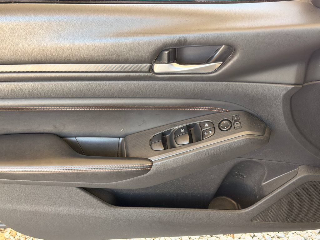 Used 2021 Nissan Altima 2.5 SR w/ SR Premium Package FWD image 3