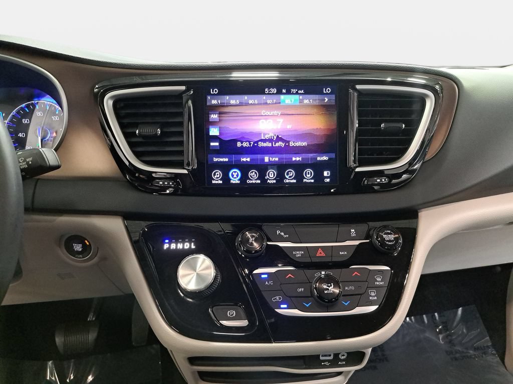 Used 2017 Chrysler Pacifica Touring-L FWD image 22